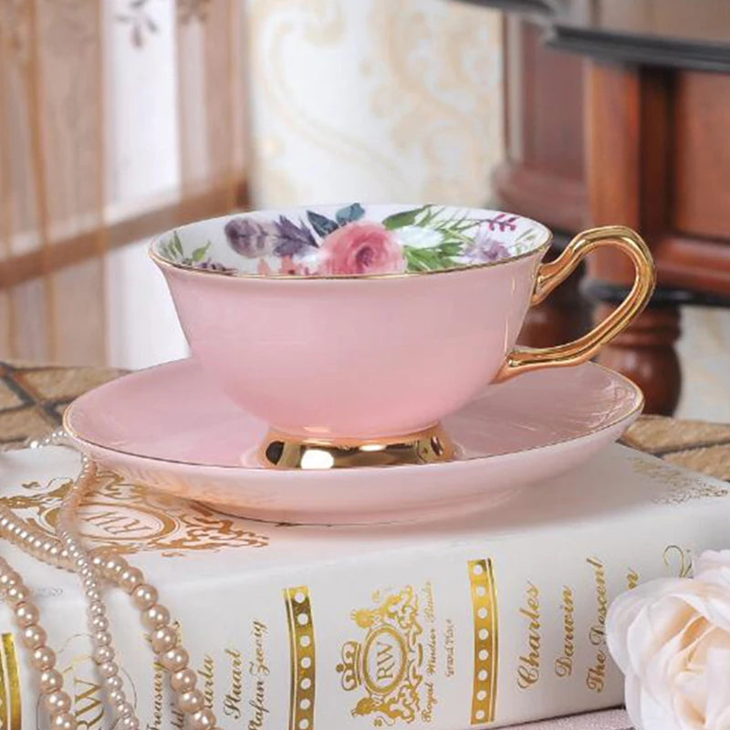 فنجان وصحن من البورسلين الصيني بعروة ذهبية – 220 مل