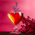 كوب زجاجي على شكل قلب مع شفاطة